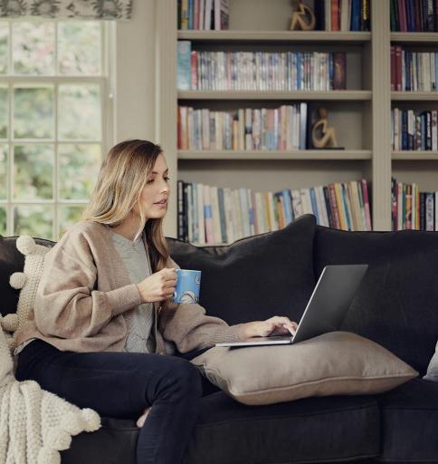 Vrouw dient een Squartrade-verzekeringsaanvraag in