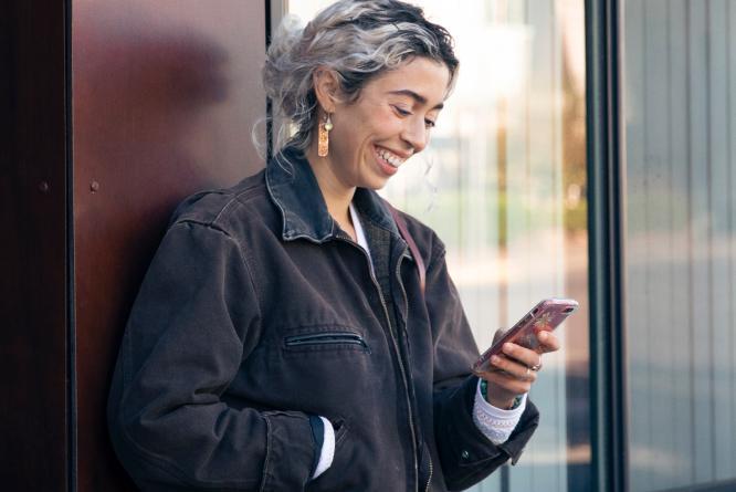 Nainen Gigantti-laitteen kanssa