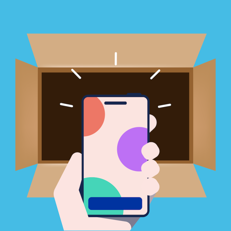 En h&aring;nd tager deres reparerede enhed ud af deres returpakke